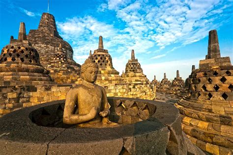  Le Relief de Borobudur? Une Ode à l'Équilibre Harmonieux et à la Spirale Transcendantale !