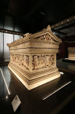   Le Sarcophage d'Alexandre: Un chef-d’œuvre en marbre qui murmure des histoires antiques!