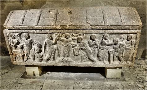 Le Sarcophage de la Familia Pinarii: Une Ode à l'Amour Éternel et aux Mystères de l'Au-delà!