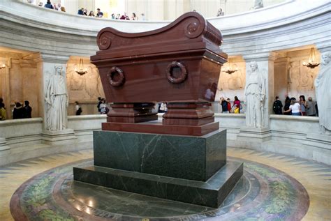  Le Tombeau de l'Empereur Yūryaku: Un Monument à la Mort et à l'Eternité dans un Tumulus Ancestral