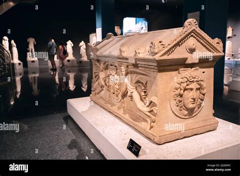 Le Sarcophage d'İdil : Récit Sculpté en Marbre d'une Vie Extravagante !