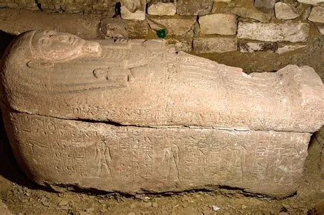 Le Sarcophage de la Familia Arruntia: Un Témoignage Vibrant d'un Patriarche Délicat et de Son Amour Inconditonnel!